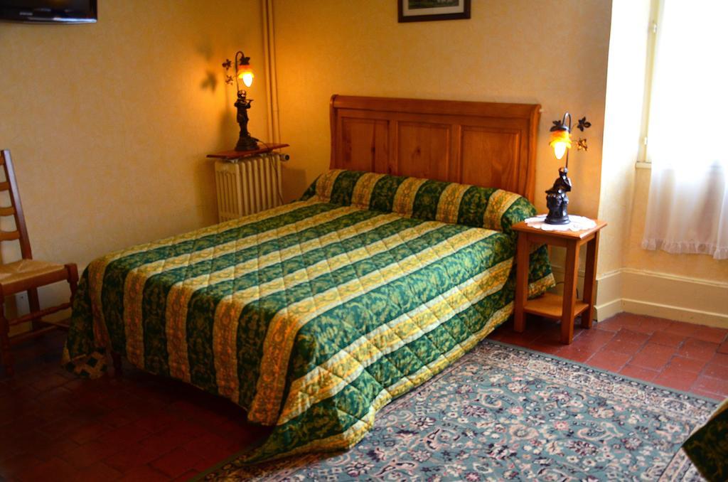 Lurcy-Lévis Auberge Bourbonnaise الغرفة الصورة
